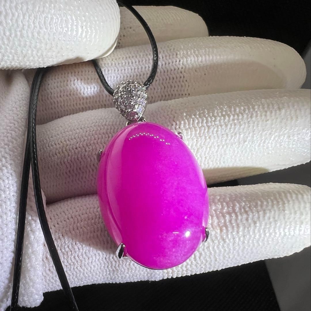 新品　綺麗なピンク色の翡翠卵形ペンダント革紐でビンテージスタイルD10116