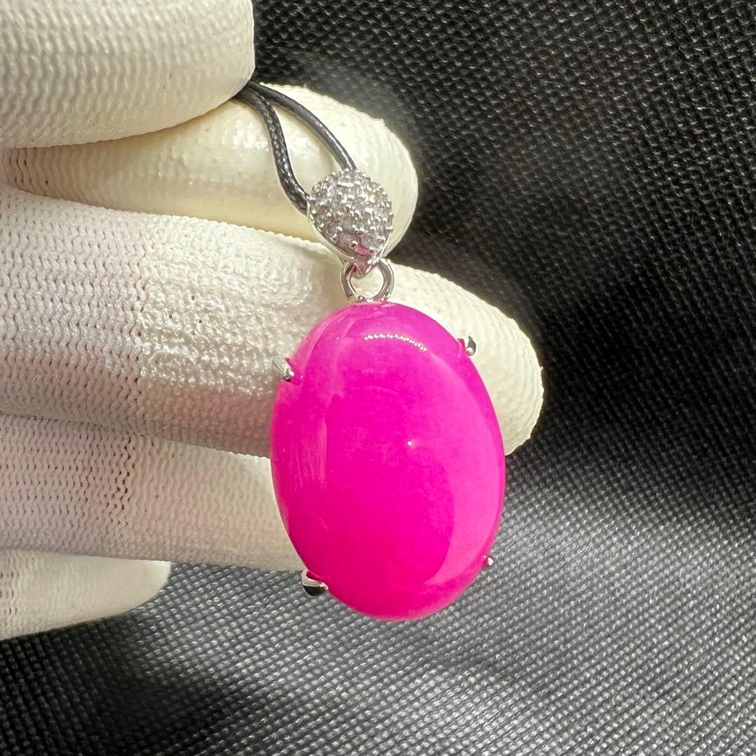 新品　綺麗なピンク色の翡翠卵形ペンダント革紐でビンテージスタイルD10116