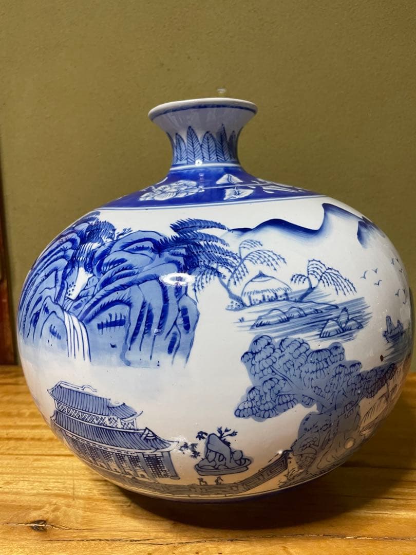 青白磁の山水画花瓶