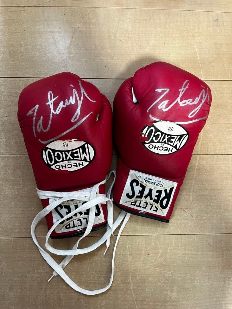 REYES ボクシンググローブ サイン入り 旧K-1 TATSUJI選手使用