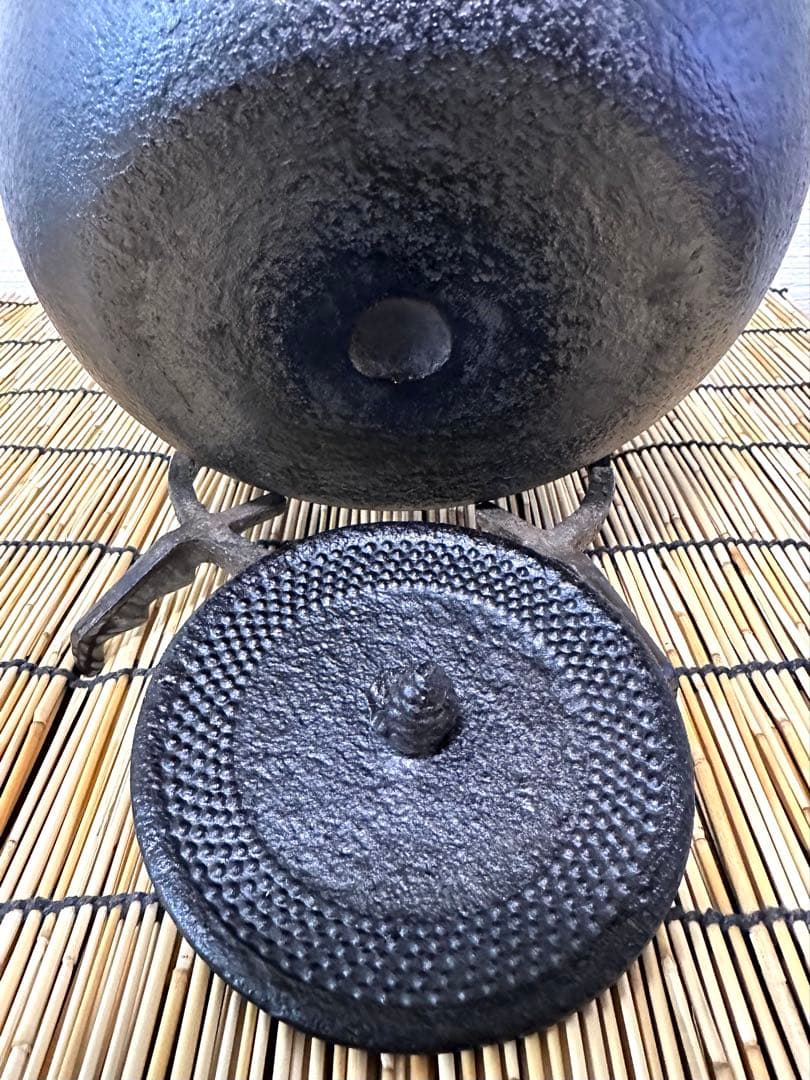 未使用、保管品　南部長文堂 二代目 長谷川文雄造　鬼アラレ　南部鉄瓶　南部鉄器