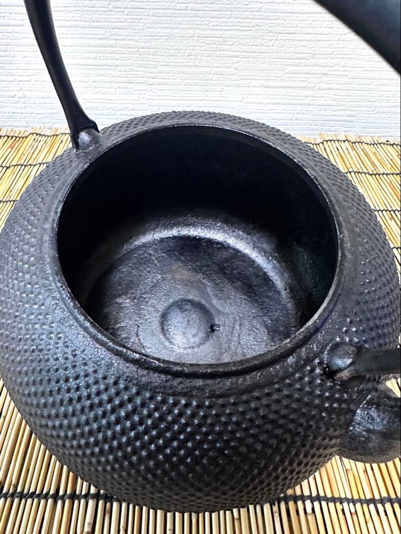 未使用、保管品　南部長文堂 二代目 長谷川文雄造　鬼アラレ　南部鉄瓶　南部鉄器