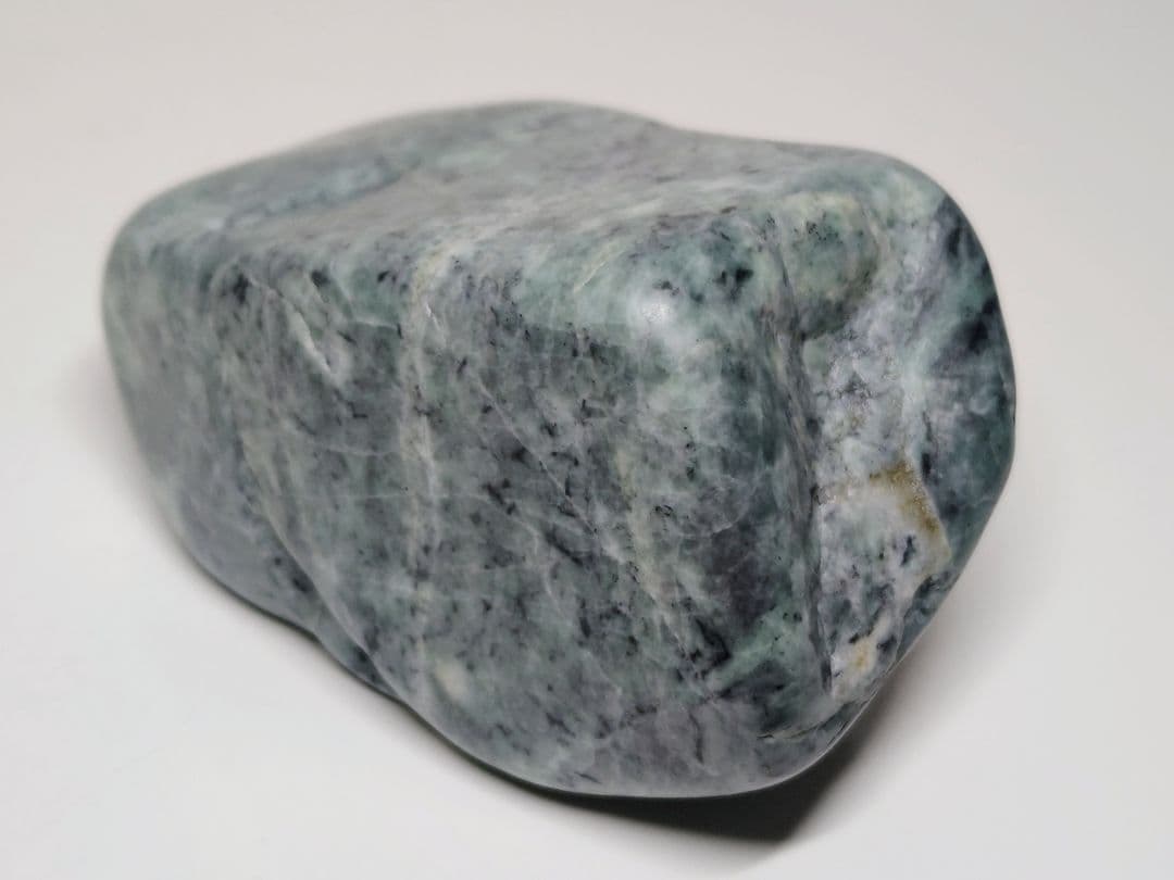 糸魚川131 翡翠 343g ヒスイ 原石 鑑賞石 自然石 誕生石 鉱物 鉱石