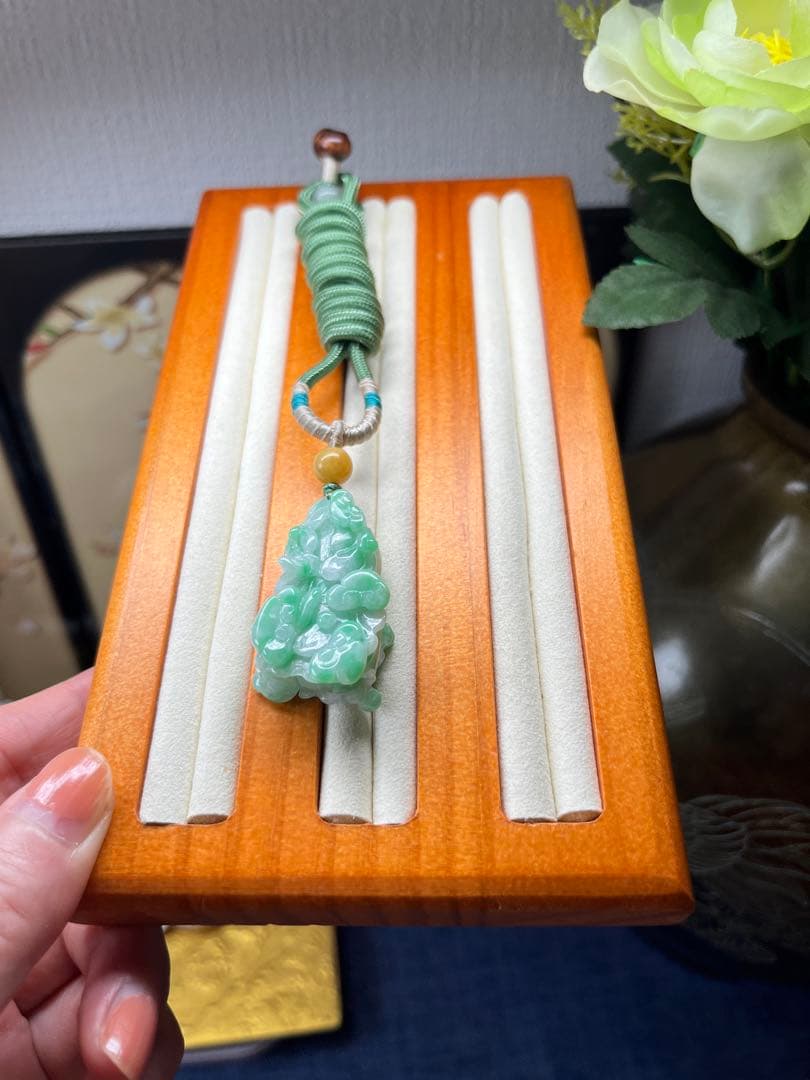 贅沢品❣️本翡翠　貴重なアップルグリーン翡翠・吉祥如意紋付きの発財白菜　鑑定書付き