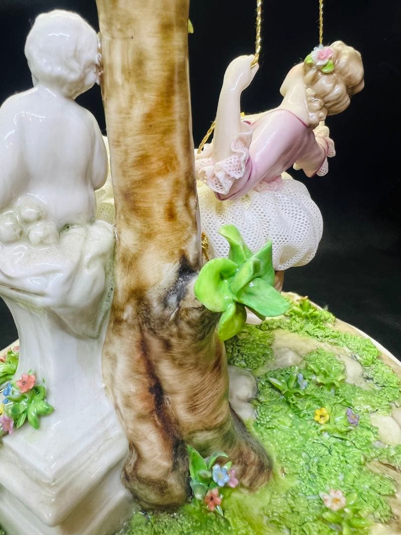 ロココ風 陶器製少女のブランコ置物