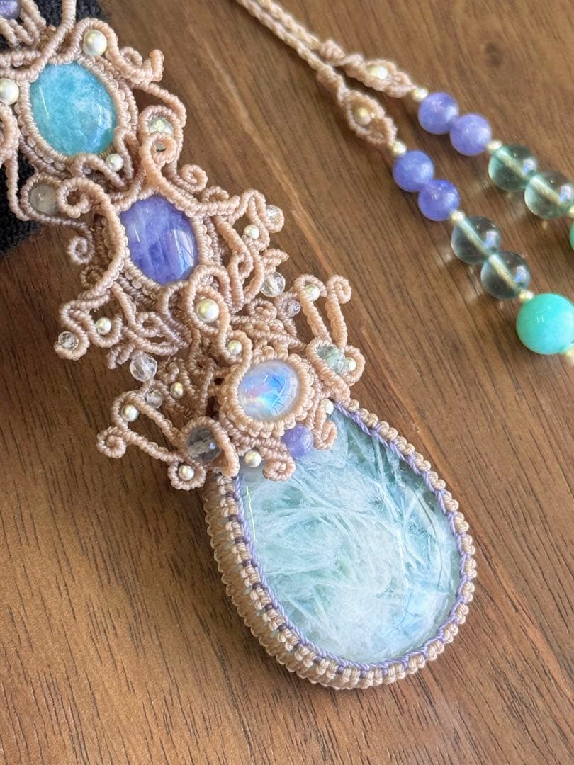 エンジェルフェザーフローライトマクラメ編みネックレス♡希少2色ハックマナイト使用