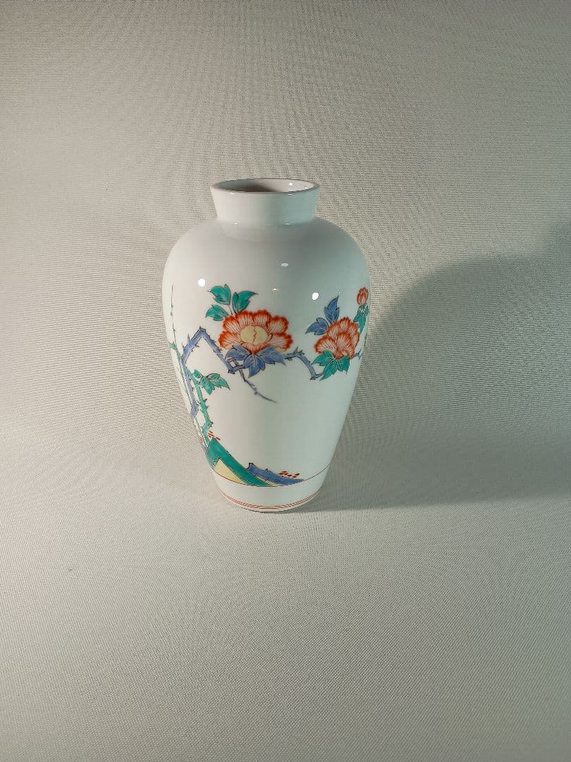 １４代酒井田柿右衛門作 七寸岩牡丹紋 花瓶