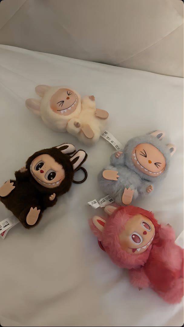 カラフルなキャラクターぬいぐるみ4個セット