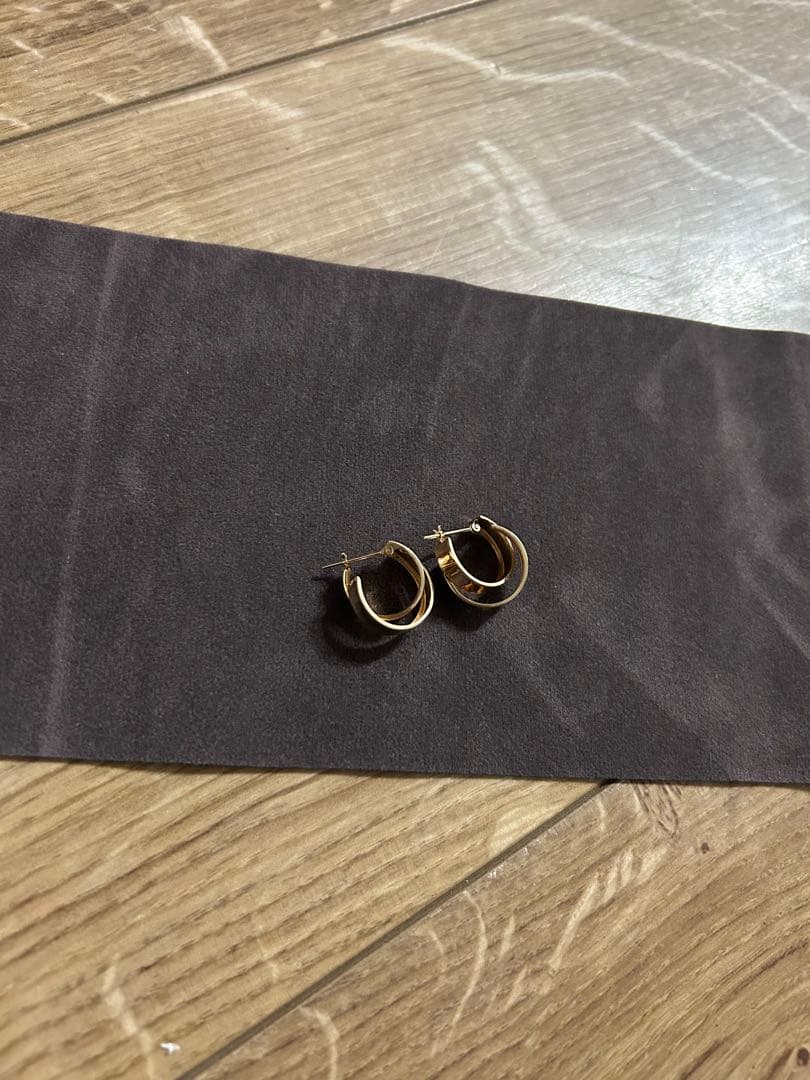 Lilas ワイドラインクロスフープピアス K10（両耳）