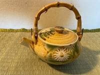 白菊文様京急須と湯のみセット ― 室町風意匠・静けさと調和を楽しむ茶器 ―