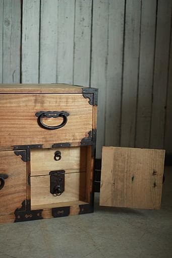 味のある丸金具時代箪笥　扉付き　刀箪笥　タンス　収納　古家具　古民家　時代家具