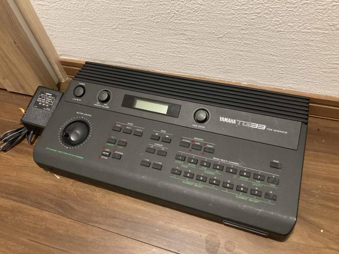 YAMAHA TG33 シンセサイザー