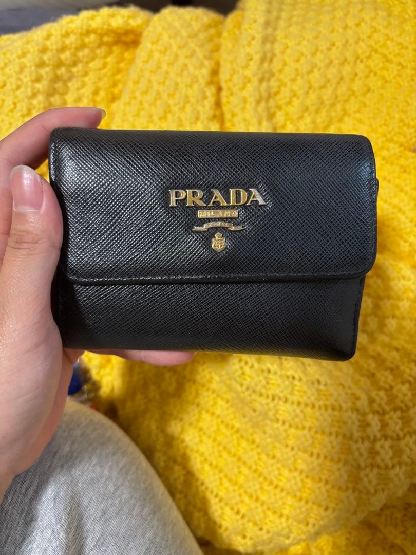 PRADA 財布 黒 レザー　中ピンク