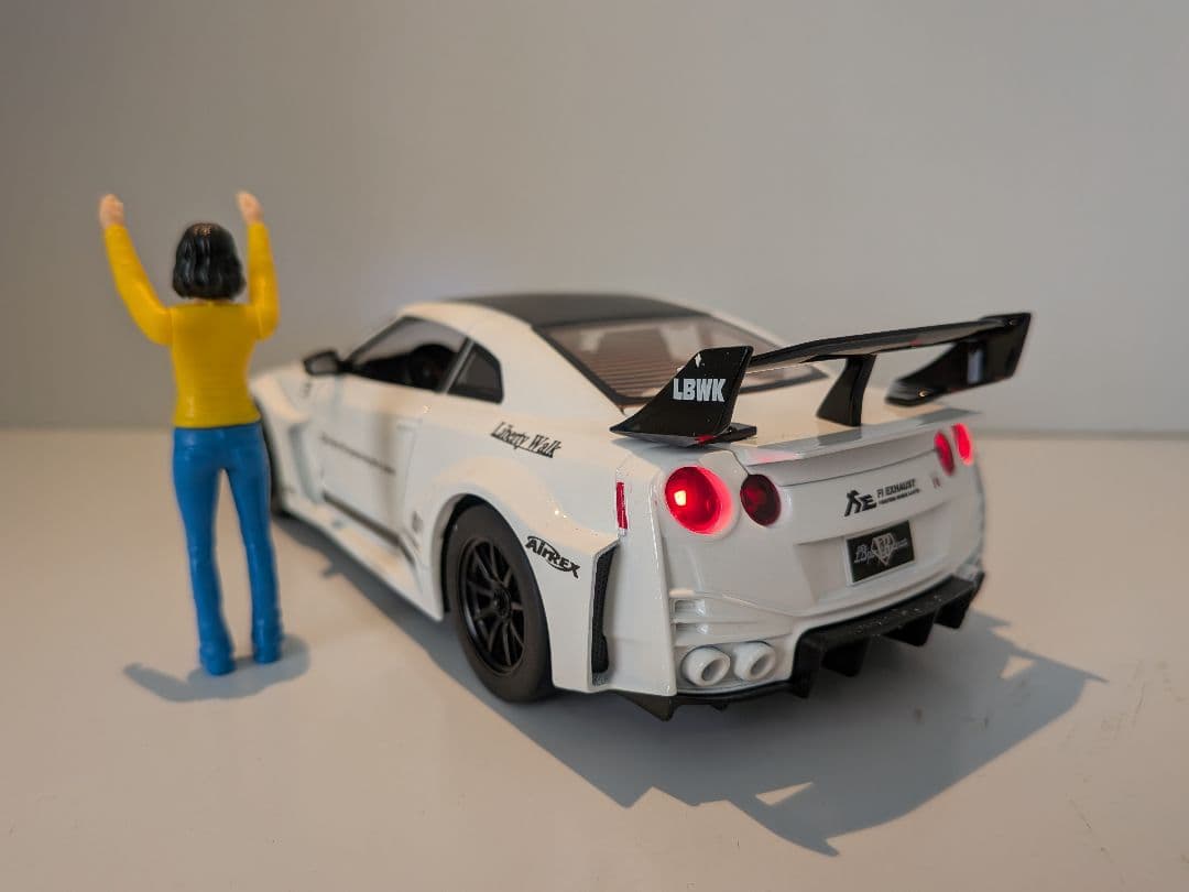 ​LBWK 1/24 R35 GT-R ミニカー フィギュア付 点灯 音 白