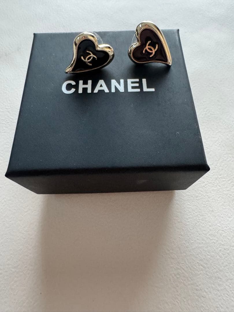 CHANEL ハート型ピアス 専用ボックス付き　ブラック