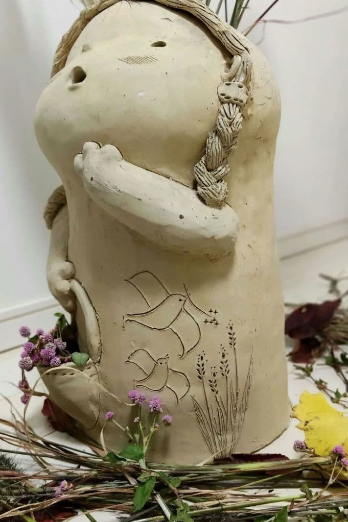 素焼き陶器·花かごを持った三つ編みの女の子と、ツノが愛らしい幼い鬼っ子