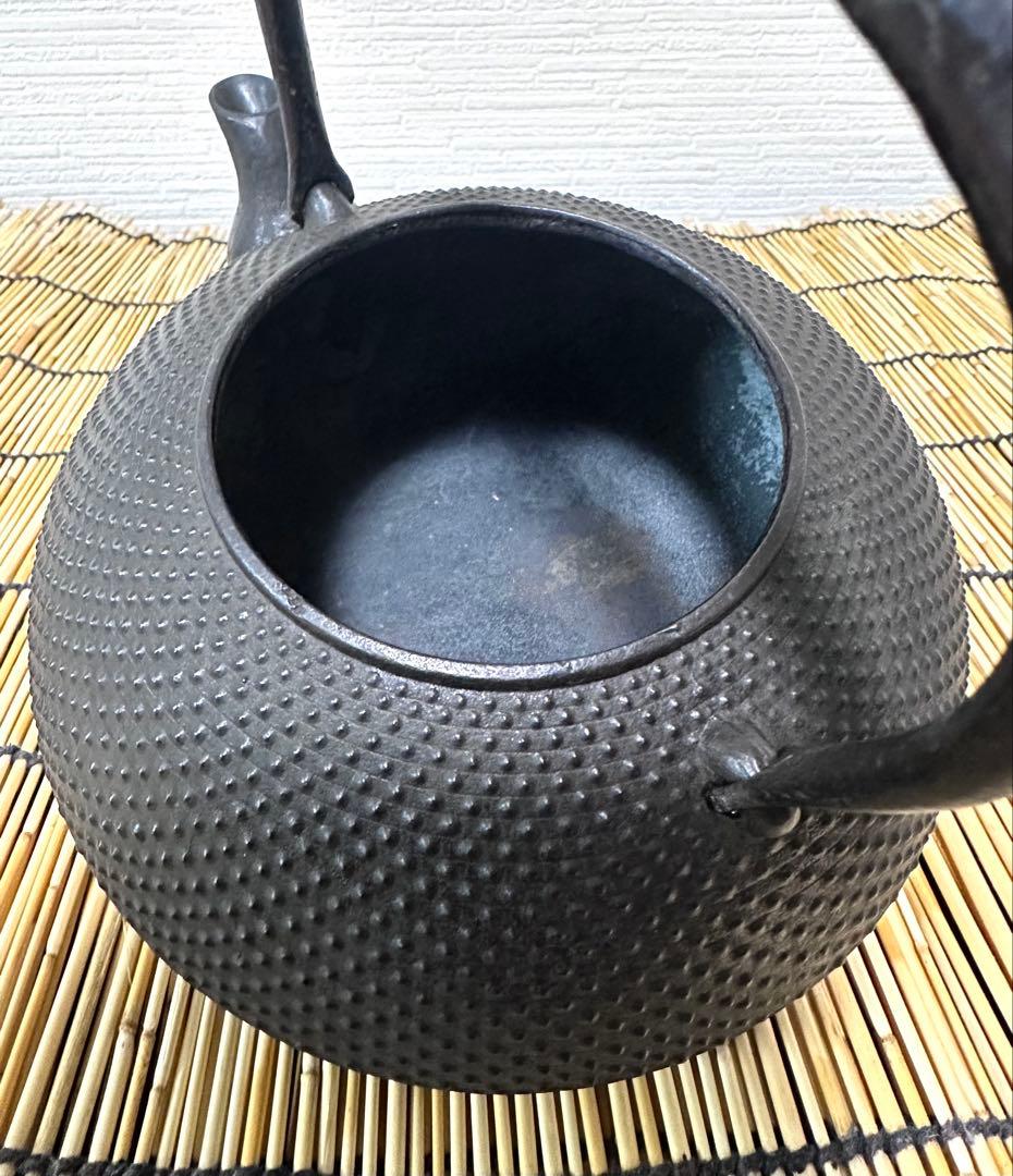 未使用品、供箱付　南部藤枝工房　藤枝 昌行作　１２型アラレ　南部鉄瓶　南部鉄器