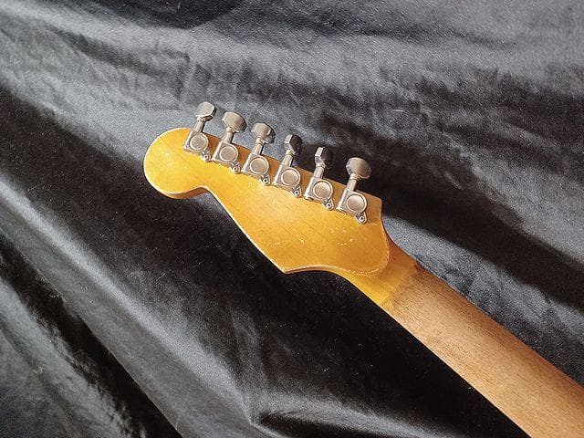 ギター FiestaRed Relic Multilayer Stratocaster