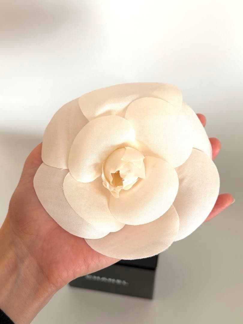 シャネル　カメリア　ホワイト　ブローチ