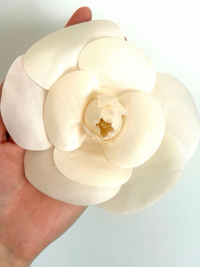 シャネル　カメリア　ホワイト　ブローチ