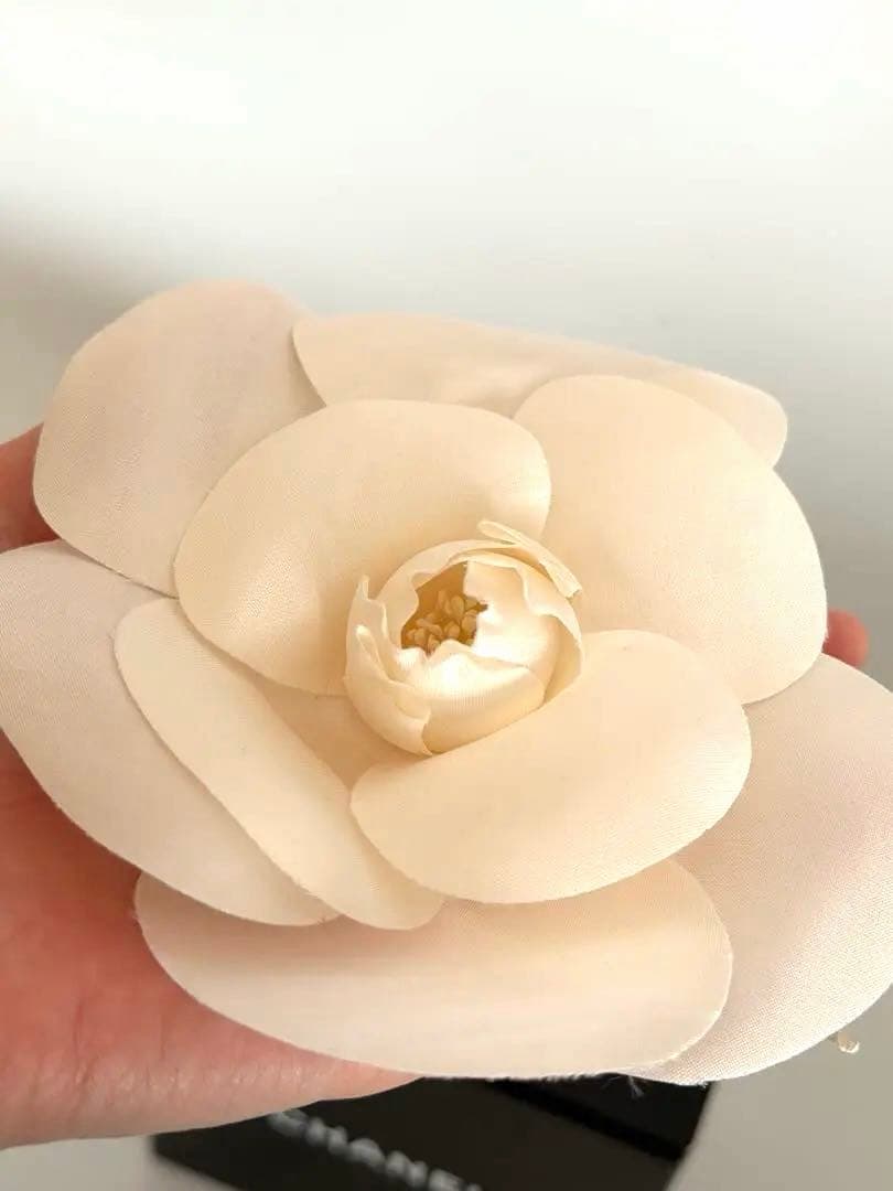 シャネル　カメリア　ホワイト　ブローチ