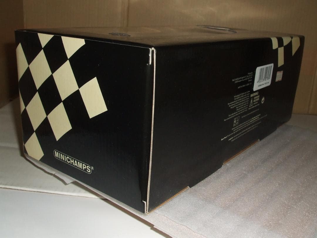 フェラーリ　F３００　E・アーバイン　＃４　ミニチャンプス　１／１８