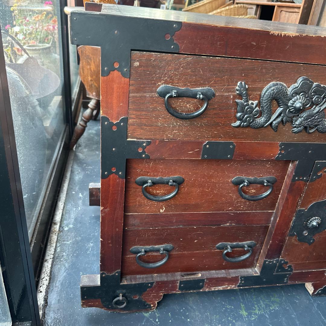 アンティーク木製タンス ドラゴン彫刻付き　車ダンス