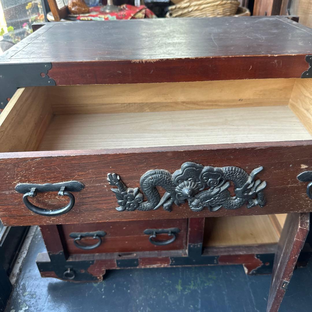 アンティーク木製タンス ドラゴン彫刻付き　車ダンス
