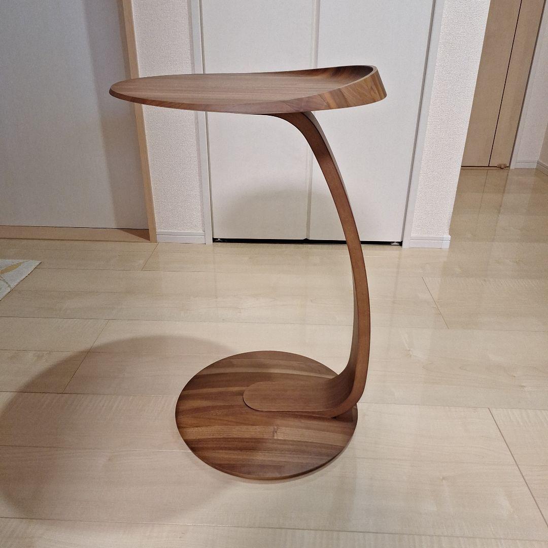 カリモク正規品サイドテーブル天然木ウォールナット材ナチュラル色、天板高さ66㎝、