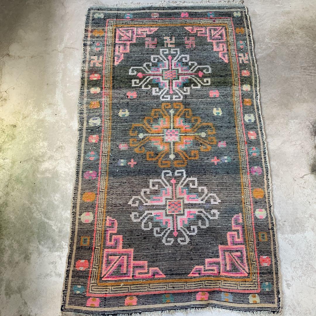 卍　antique 絨毯　① 卍