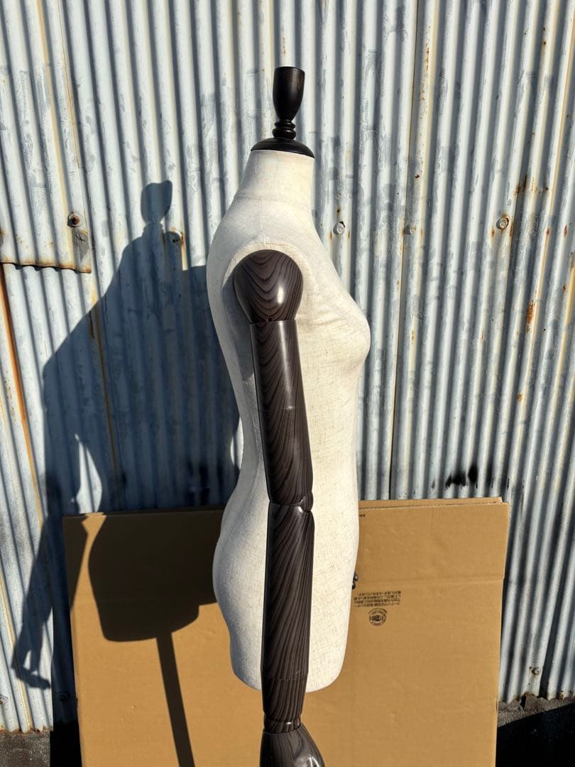 女性用 マネキン トルソー 可動式腕付きスタンド付きベージュ針打ち可