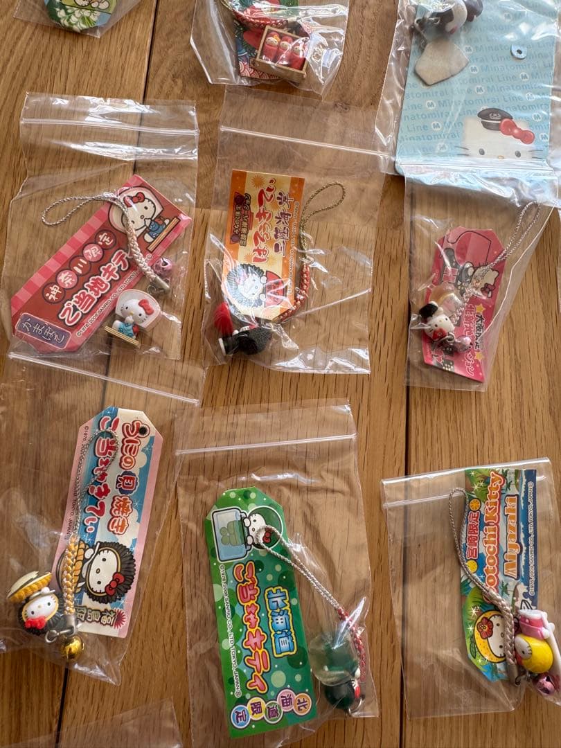 ハローキティーご当地ストラップ 121個セット まとめ売り(バラ売り不可)