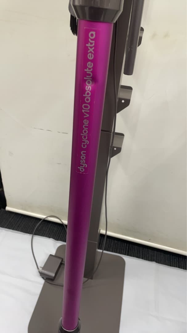 ★中古格安！ダイソンSV12 コードレスクリーナー スタンド付き