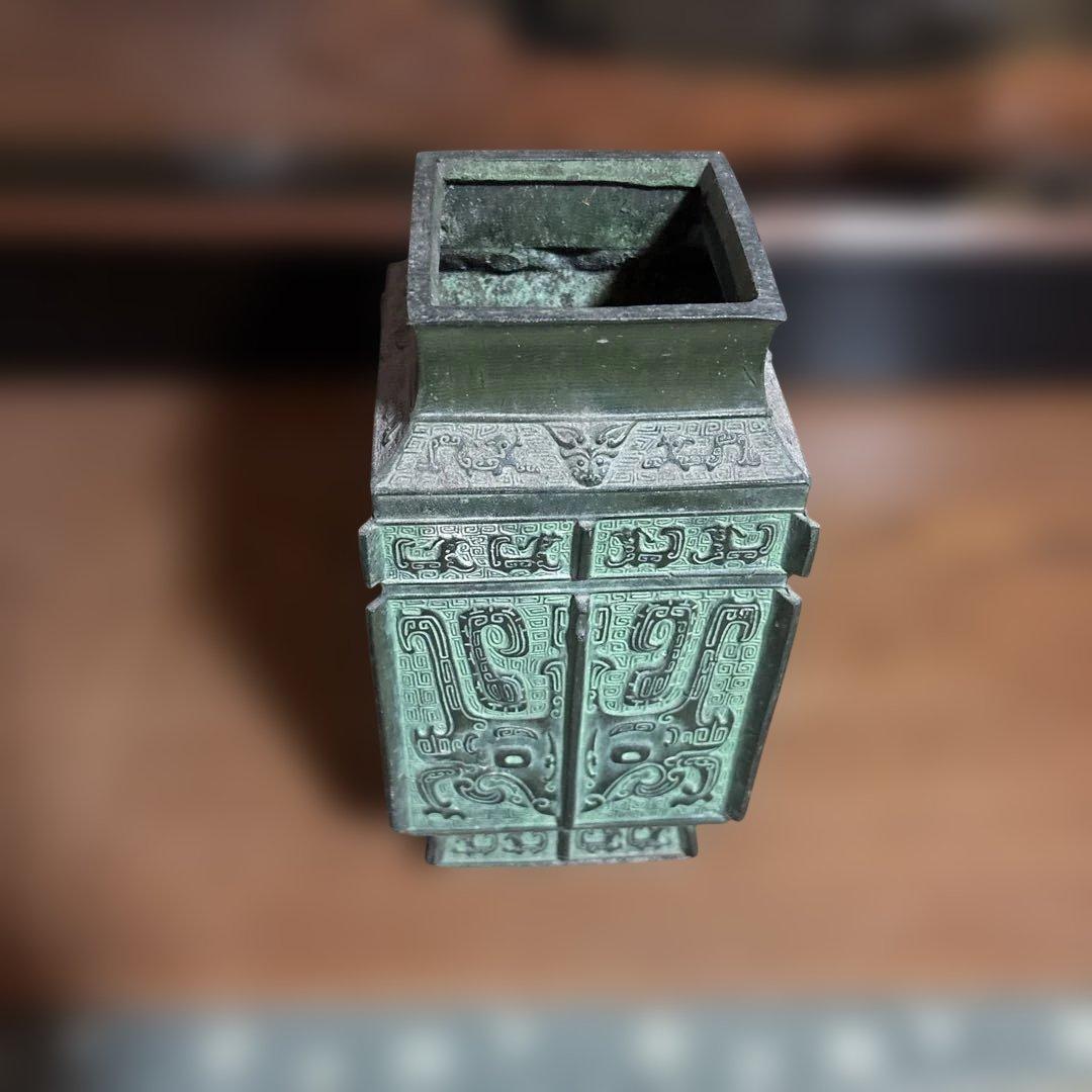 装飾的な金属製四角花瓶