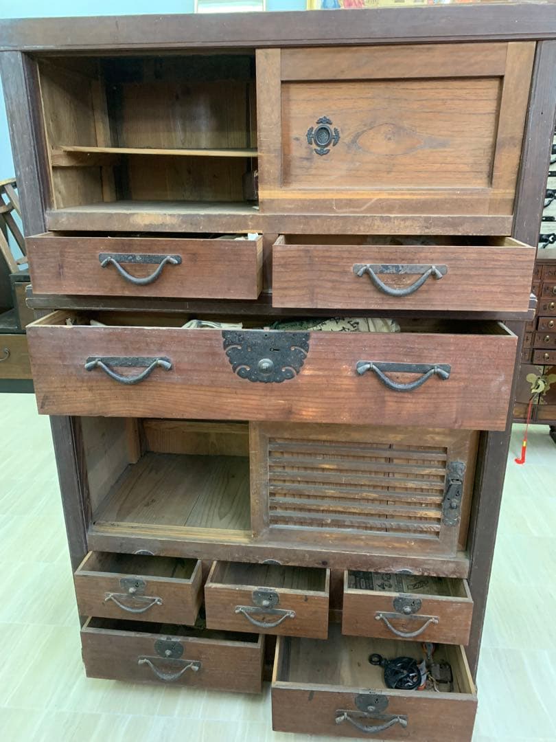 和箪笥　伝統的な木製箪笥 引き出し多