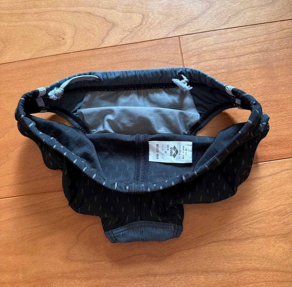 【美品】ARENA　エールブルー　リミック　Mサイズ　ブラック　光沢　競パン