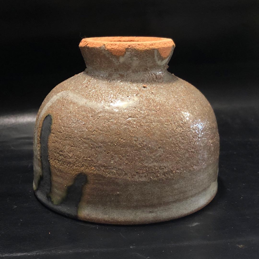 可憐な古美術◾️蔵から高台の高い謎の字が書かれた抹茶茶碗が出てきました。茶道具