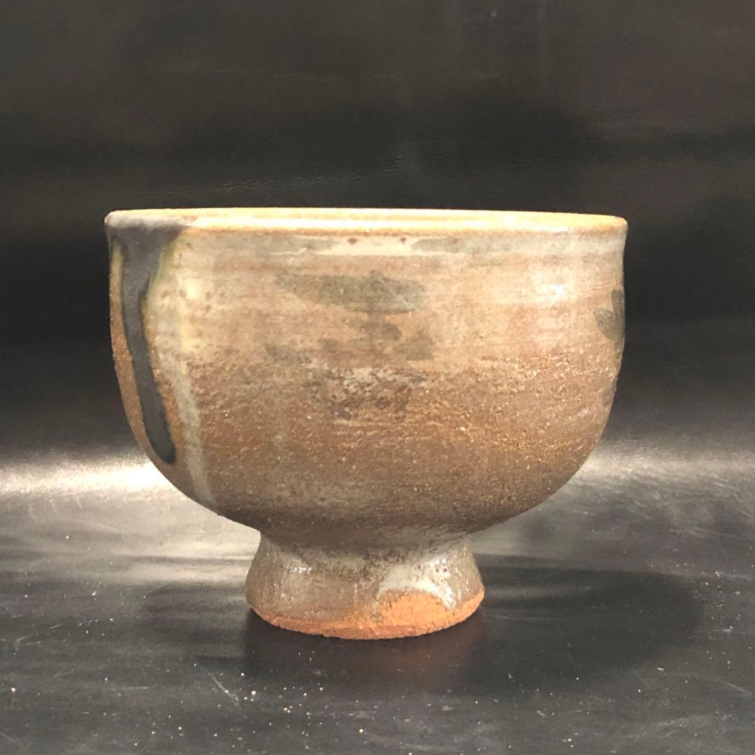 可憐な古美術◾️蔵から高台の高い謎の字が書かれた抹茶茶碗が出てきました。茶道具