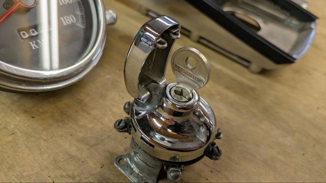 ☆ショベルヘッドパーツT　メーター＆メーターダッシュ（鍵付き）☆