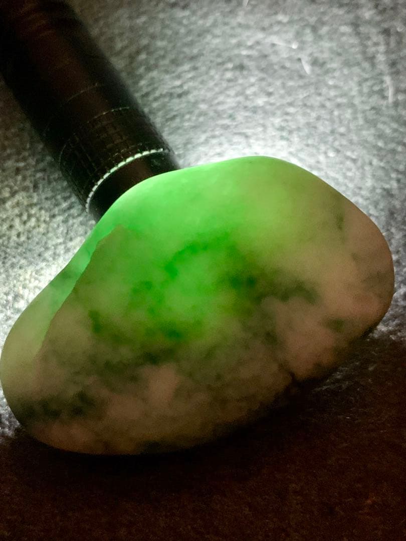 糸魚川ひすい極上の海石　圧砕ろうかん　原石　翡翠　鉱物標本　コン沢　水石　根付