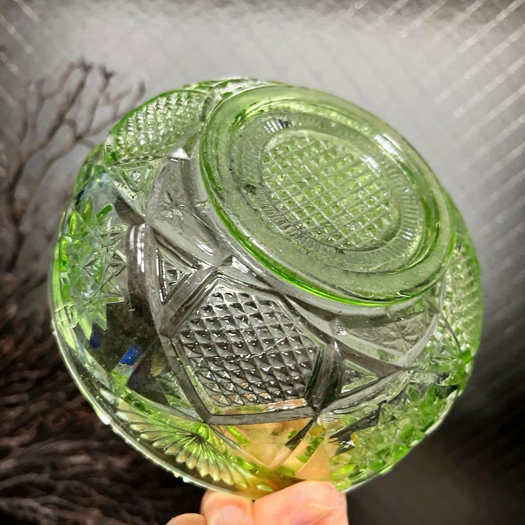 骨董　時代プレスガラス　ライムグリーン　切子調　菓子器　ボンボン入れ　　ウラン