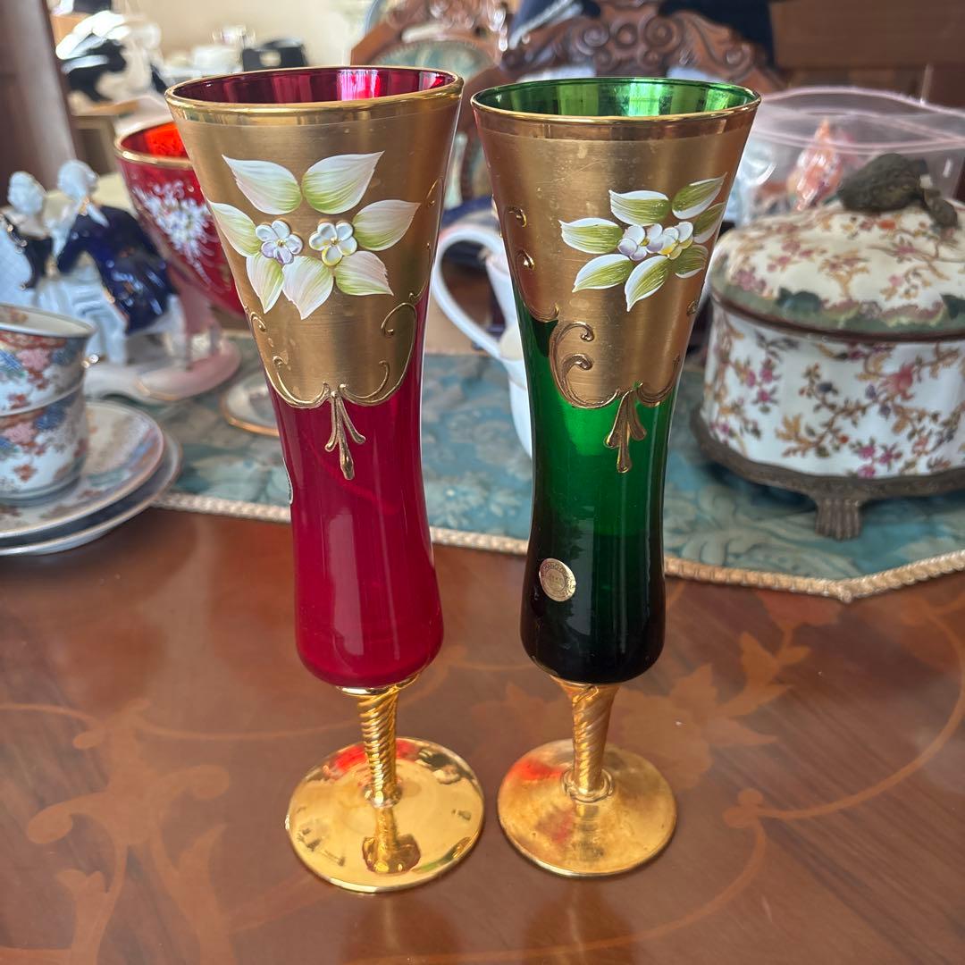 赤と緑の花柄花瓶セット