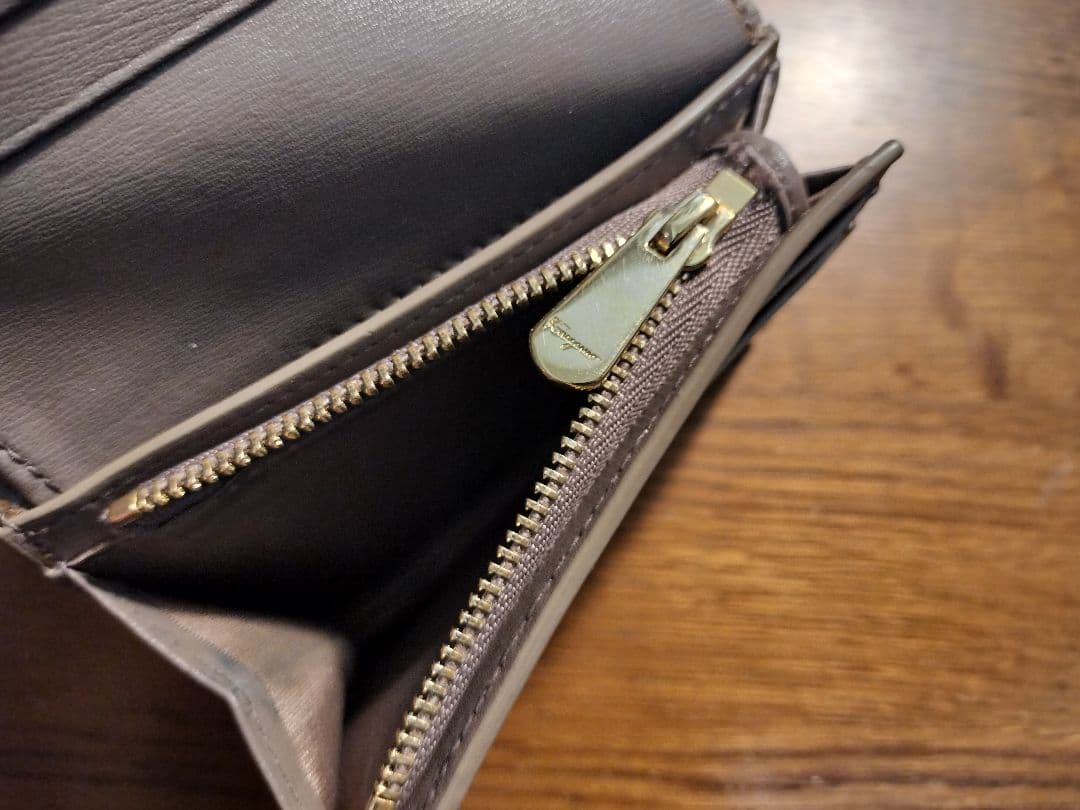 【レオン】フェラガモ レザー 二つ折り財布