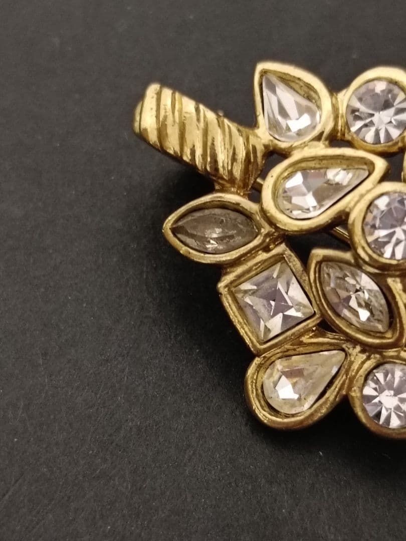 イヴサンローラン　ブローチ　ゴールド　ストーン　付属品なし