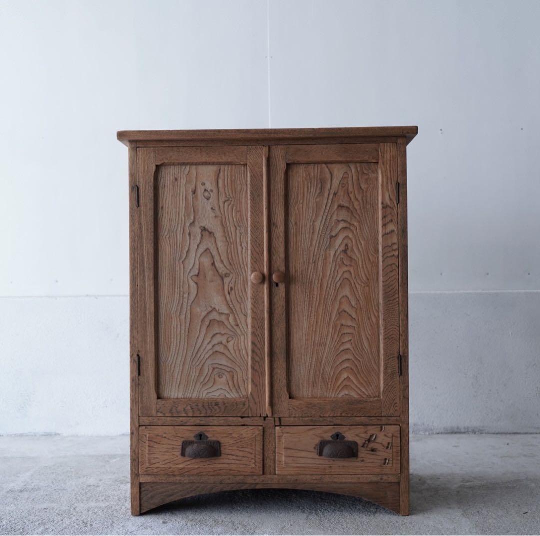 開き戸のキャビネット