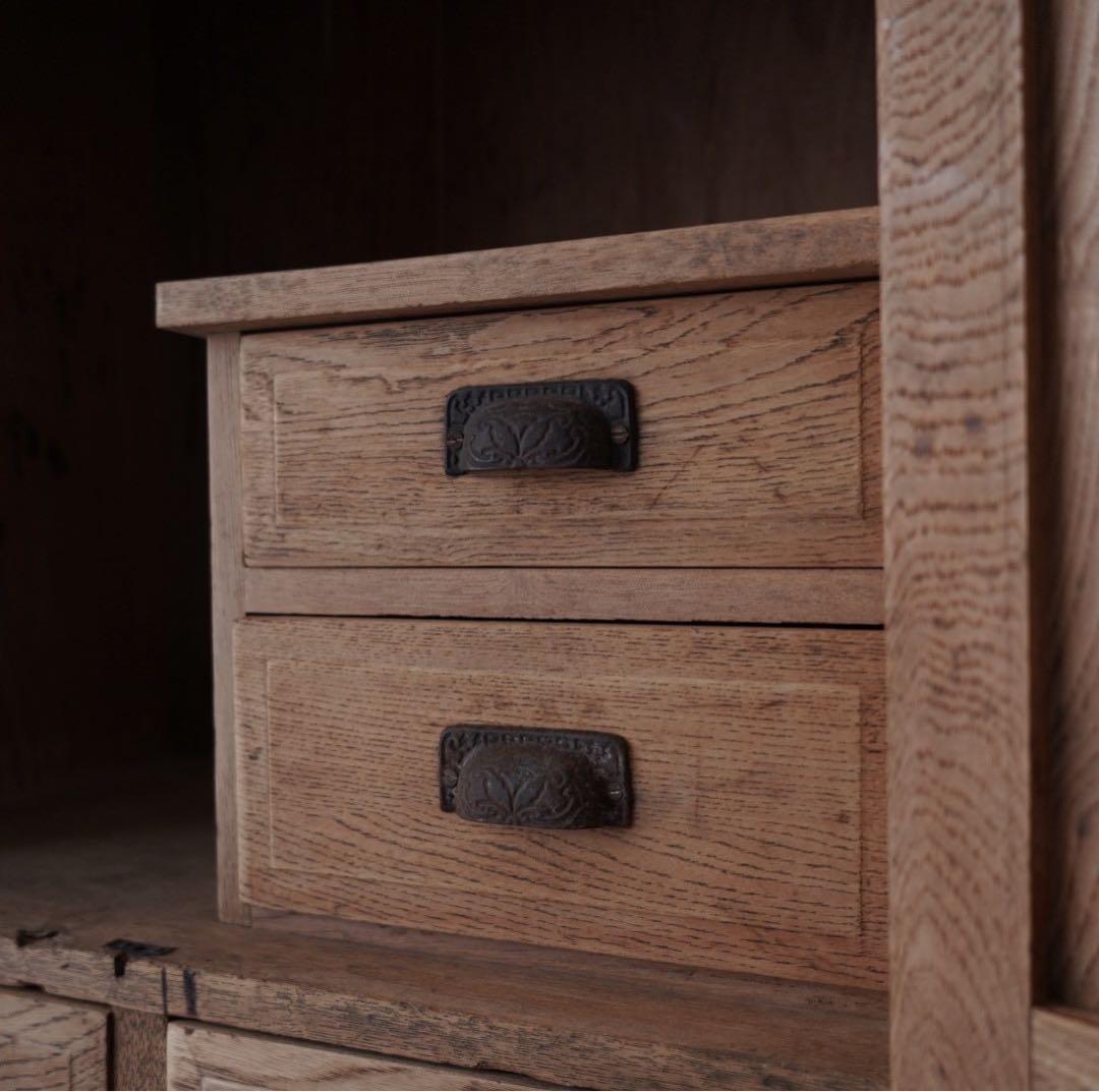 開き戸のキャビネット