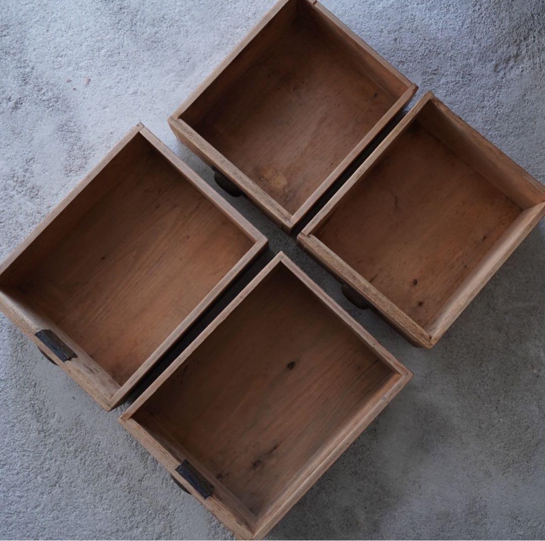 開き戸のキャビネット