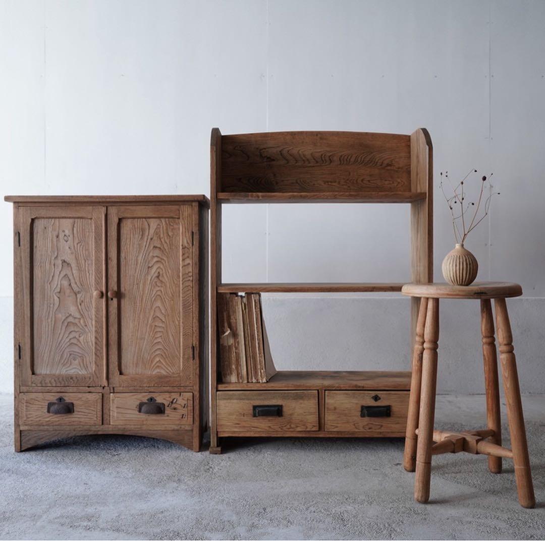 開き戸のキャビネット