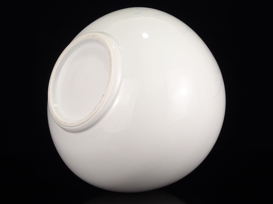 人間国宝　井上萬二　本人作　白磁　染彫　花文　壷　丸壷　花瓶　花器　花入