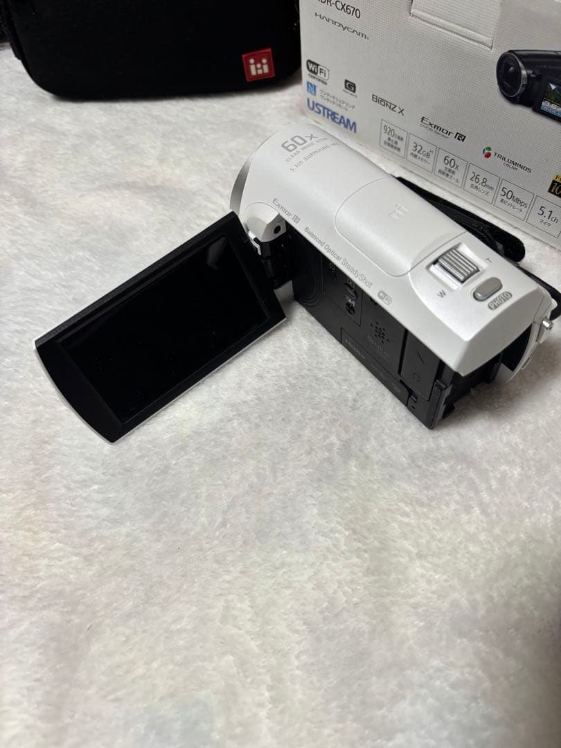 ソニーSONY HDR-CX670 ビデオカメラ　白　バッテリー×2 三脚付